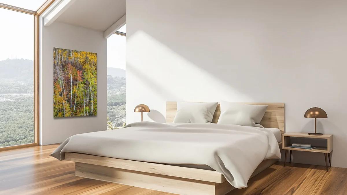 Minimalistička spavaća soba s bijelim zidovima i drvenim podom – Adriacolor Moderna spavaća soba s bijelim zidovima i prirodnim svjetlom – Adriacolor