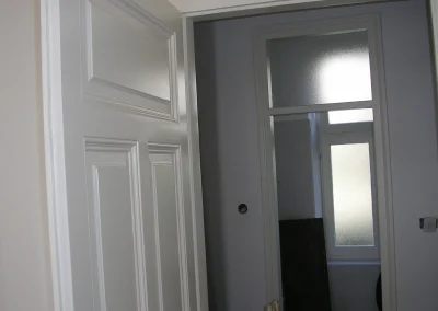Gotova obnovljena drvena vrata nakon lakiranja – Rijeka