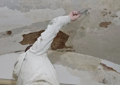 Majstor uklanja oštećene dijelove stropa prije gletanja