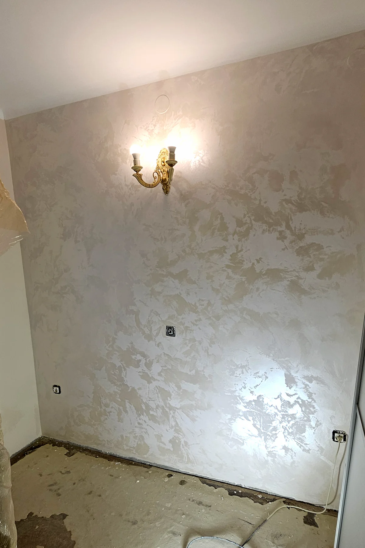 Zid obrađen San Marco tehnikom s refleksijom svjetla