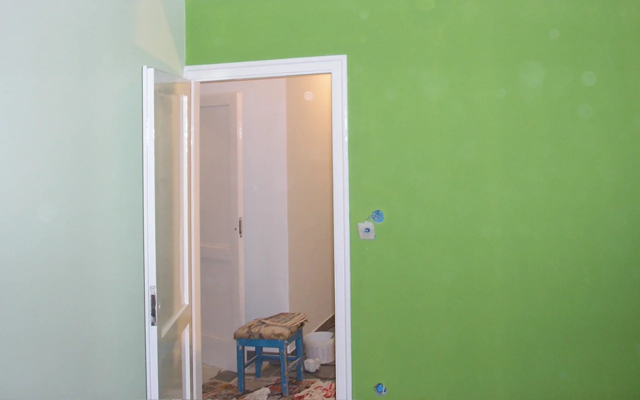 Zelena i svijetlozelena boja na suprotnim zidovima tijekom renovacije