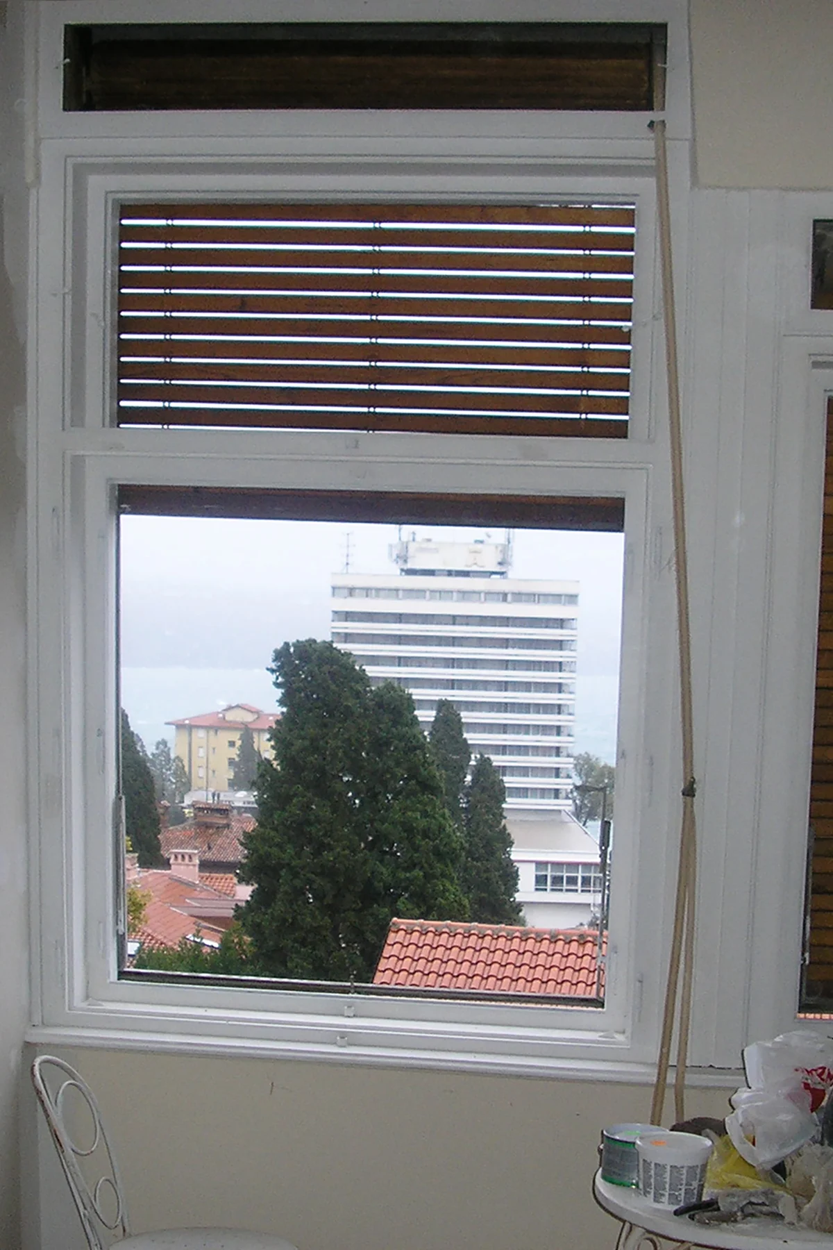 Prozorski okvir s pogledom na more u procesu obnove – Rijeka