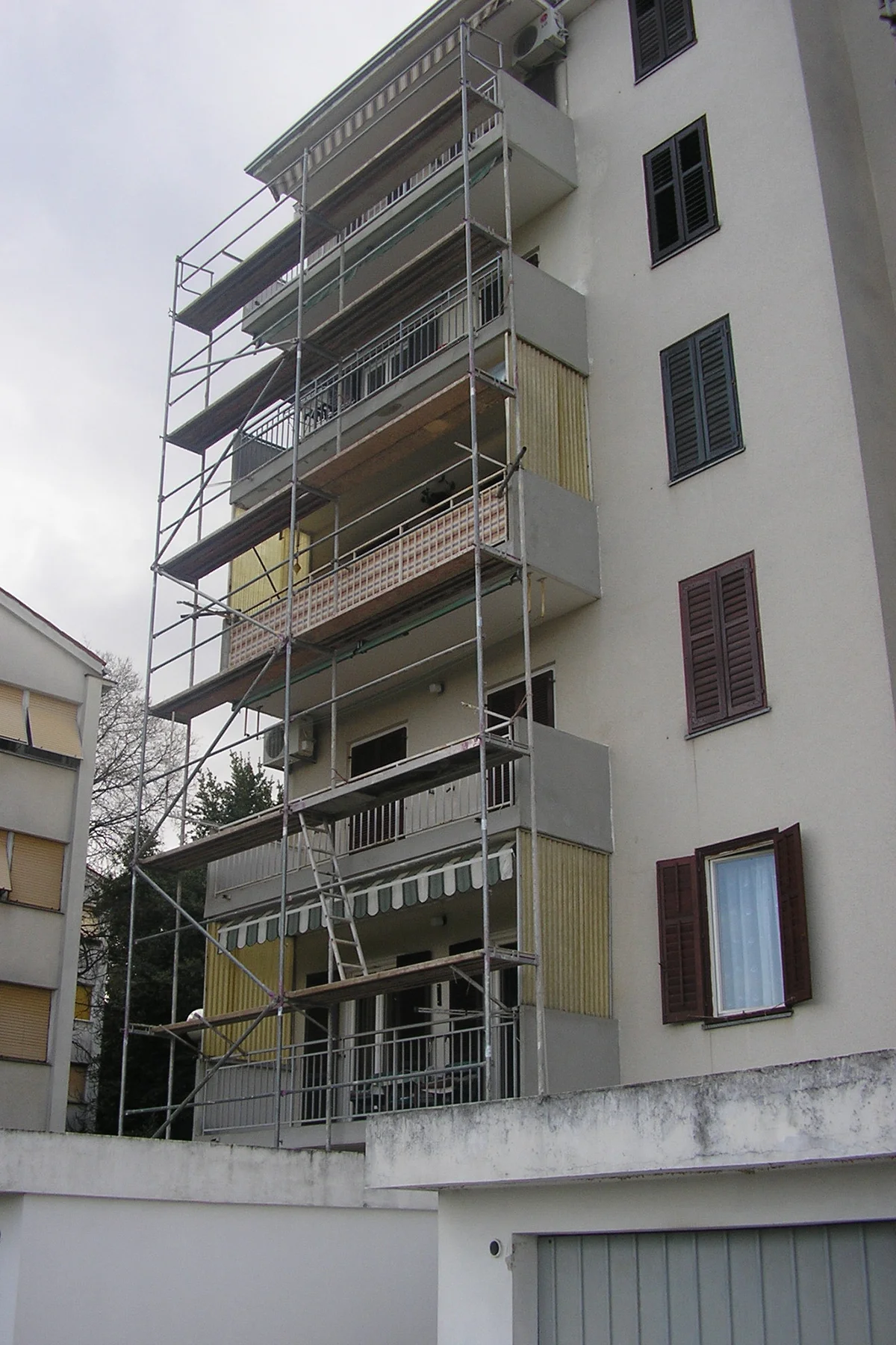 Sanirani i obojani balkon stambene zgrade u Lovranu