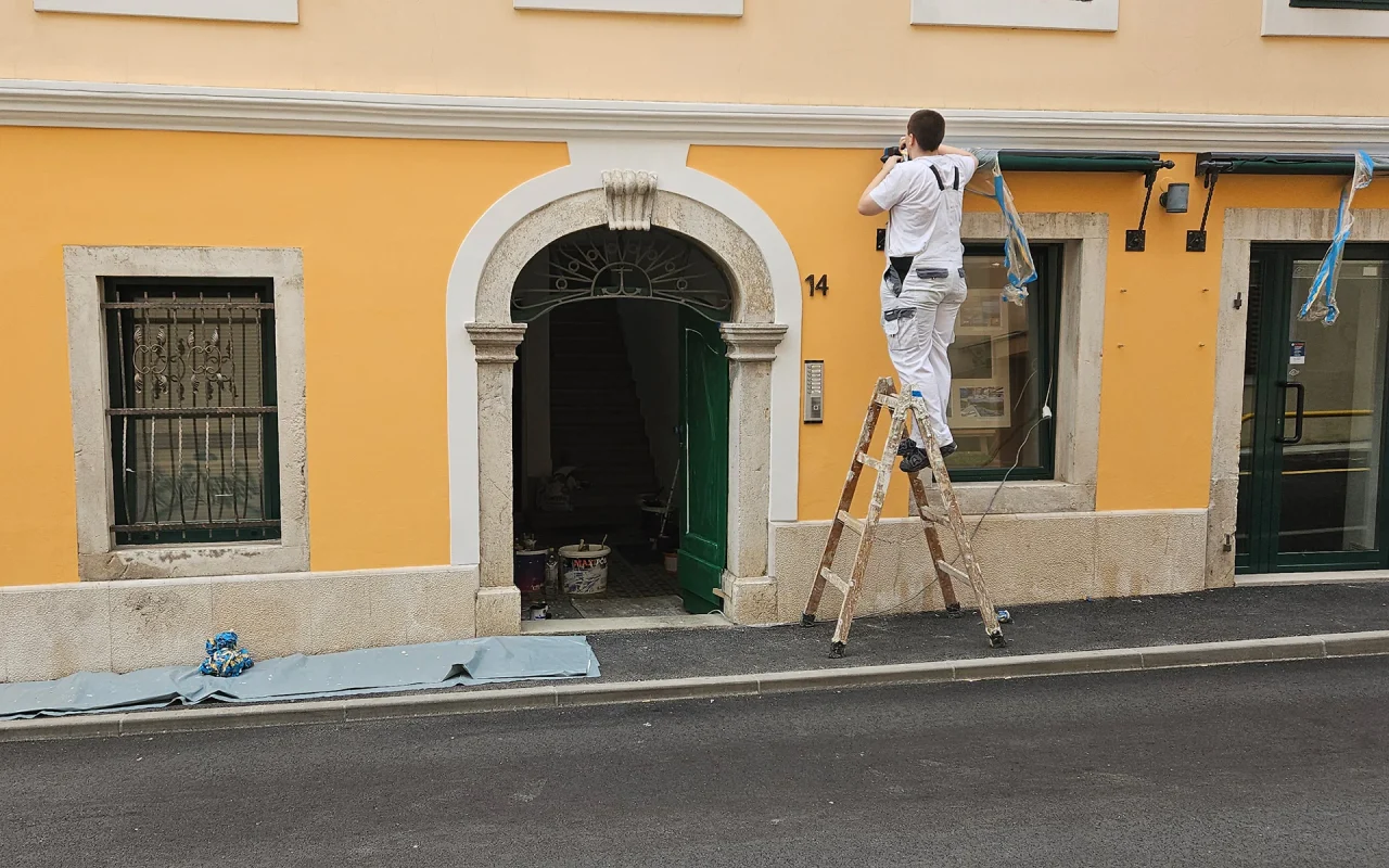 Zgrada u kasnoj fazi obnove pročelja, sa zaštitnim folijama na prozorima