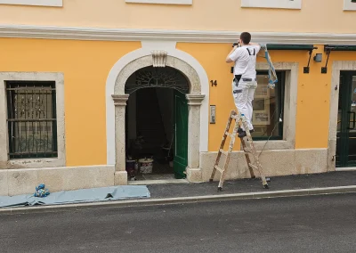 Zgrada u kasnoj fazi obnove pročelja, sa zaštitnim folijama na prozorima