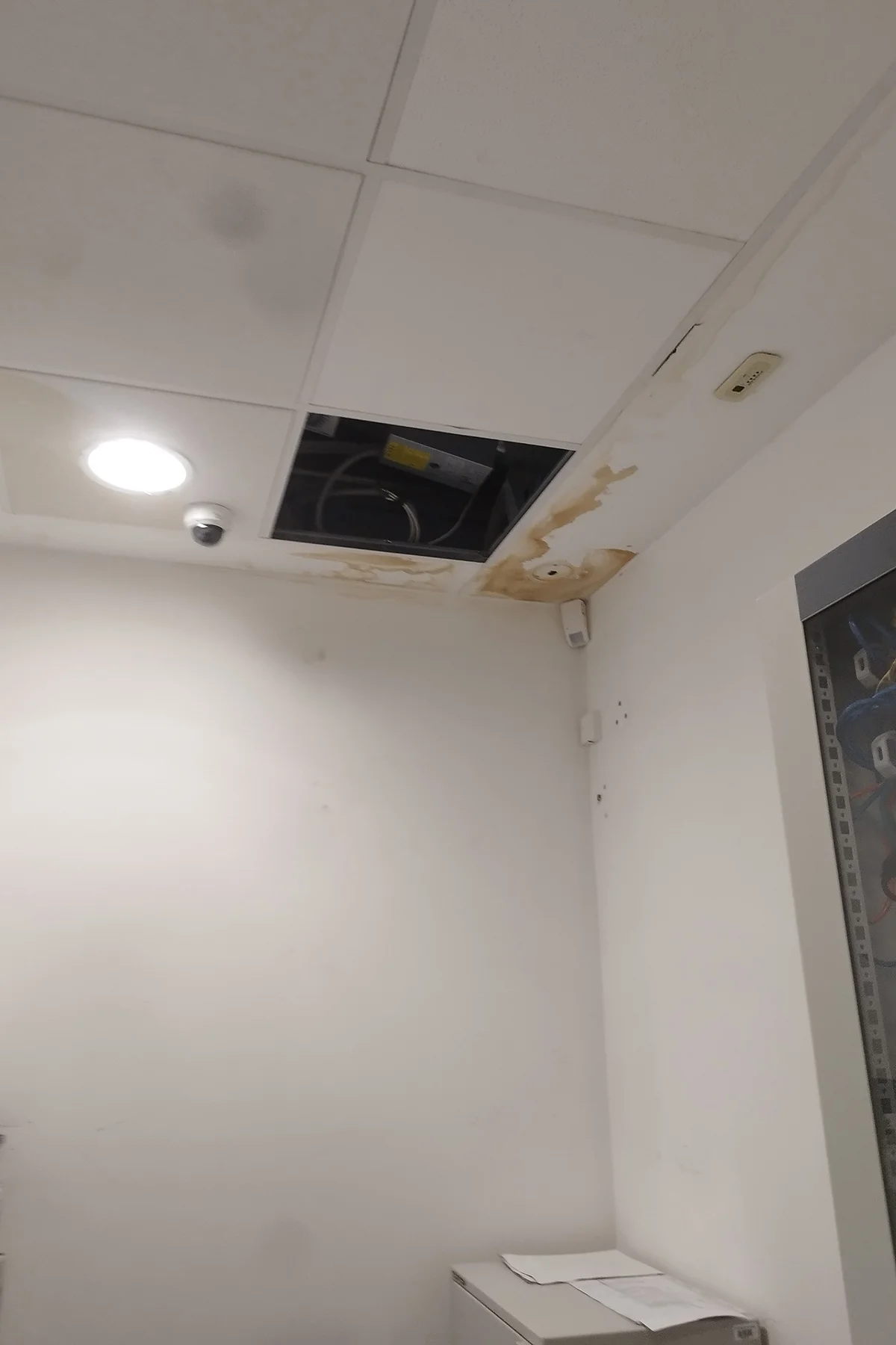 Oštećenje na stropu s otvorenom pločom i mrljama od vlage