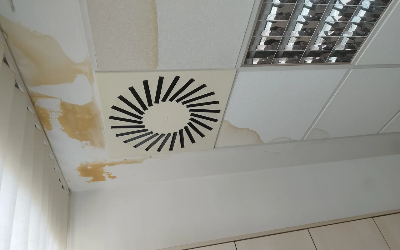 Mrlje od vode na spuštenom stropu uz ventilacijski otvor