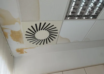 Mrlje od vode na spuštenom stropu uz ventilacijski otvor